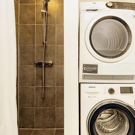 20 Person In Nyaraló